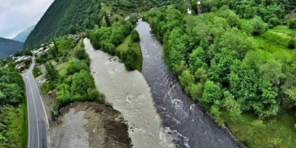 Почему белая и черная реки Арагви в Грузии не смешиваются?
